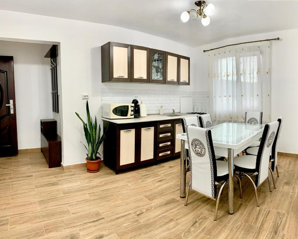 Cazare Apartament โอร์โชวา ภายนอก รูปภาพ